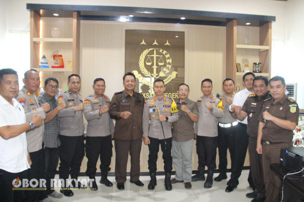 Bondowoso, Obor Rakyat - Kapolres Bondowoso AKBP Harto Agung Cahyono bersilaturahmi dengan menyambangi berbagai kantor Pimpinan Daerah di Kabupaten Bondowoso.
