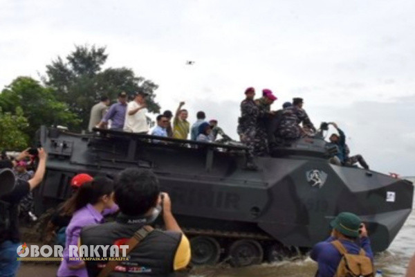Tangerang, Obor Rakyat - Ketua Komisi IV DPR, Titiek Soeharto turun gunung dengan menaiki tank amfibi untuk mengecek langsung pembongkaran pagar laut misterius di perairan Tanjung Pasir, Tangerang, Rabu (22/1/2025).