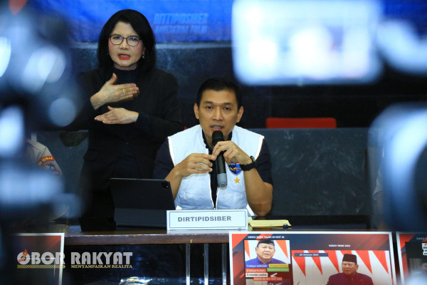 Jakarta, Obor Rakyat - Direktorat Tindak Pidana Siber (Dittipidsiber) Bareskrim Polri menangkap seorang pria berinisial AMA (29) atas kasus deepfake video Presiden Prabowo Subianto dan sejumlah pejabat.
