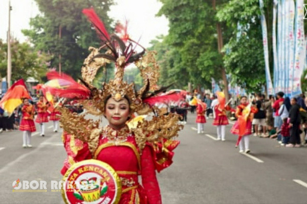 Banyuwangi, Obor Rakyat - Puluhan tim drumband menampilkan atraksi yang menarik pada kejuaraan drumband tahun 2025 tingkat kabupaten yang digelar di halaman Kantor Pemerintah Kabupaten (Pemkab) Banyuwangi.