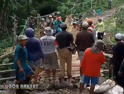 Jembatan Putus, Warga Dusun Krajan I Desa Dawuhan, Gotong Royong Bangun Jembatan Darurat