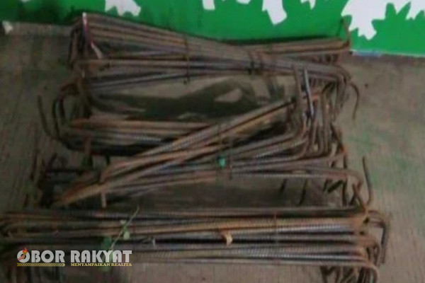 Situbondo, Obor Rakyat - Tiga pria yang diduga mencuri besi proyek tol Probowangi berhasil ditangkap oleh warga, tempatnya di STA 44+500, Dusun Watuketu, Desa Demung, Kecamatan Besuki, Kabupaten Situbondo, Selasa (28/1/2025).