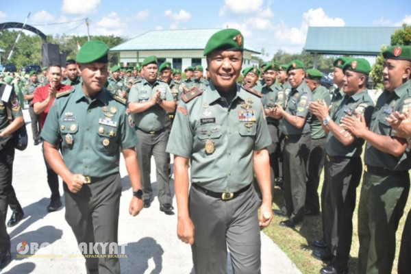 Pekanbaru, Obor Rakyat – Komandan Resort Militer (Danrem) 031/Wira Bima, Brigjen TNI Sugiyono, akhirnya angkat bicara terkait pemberitaan salah satu media online yang menyebut dirinya meresmikan tambang Galian C ilegal di Teluk Kenidai, Kabupaten Kampar, Provinsi Riau.