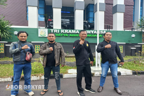Bondowoso, Obor Rakyat - Ilham, salah satu aktivis pemerhati pembangunan di Bondowoso resmi melaporkan dugaan korupsi Dana Desa dan Alokasi Dana Desa (DD/ADD), Desa Sumber Anom, Kecamatan Tamanan, ke Kejaksaan Negeri (Kejari) Bondowoso, Kamis (30/1/2025).