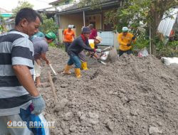 Tergenang Air Saat Musim Hujan, Warga Gelar Kerja Bakti Pengurukan Jalan