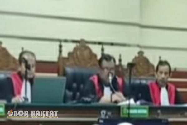 Bondowoso, Obor Rakyat - Jaksa Penuntut Umum (JPU) dari Kejaksaan Negeri (Kejari) Bondowoso, Dian Pranata Devari, bersama Majelis Hakim Pengadilan Negeri (PN) Tipikor Surabaya, bulan Januari 2025 kemarin, dua kali menggelar persidangan kasus dugaan Kredit Usaha Rakyat (KUR) fiktif di BRI Unit Tapen, Kabupaten Bondowoso, tahun 2022-2023.