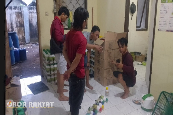 Situbondo, Obor Rakyat - Tim Resmob Polres Situbondo, berhasil mengungkap dugaan industri pupuk cair ilegal di Desa Panji Kidul, Kecamatan Panji, Jumat (7/2/2025).