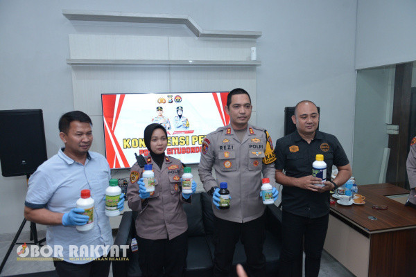 Situbondo, Obor Rakyat – Satreskrim Polres Situbondo Polda Jatim berhasil mengungkap usaha produksi pupuk cair atau home industry pupuk cair illegal.