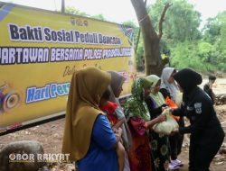 Peringati HPN 2025, Wartawan Bersama Polres Probolinggo Beri Bantuan Terhadap Warga yang Terisolir Akibat Banjir