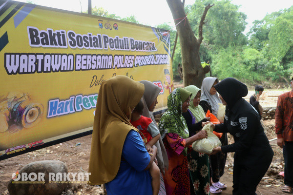 Probolinggo, Obor Rakyat - Dalam rangka memperingati Hari Pers Nasional (HPN) 2025, Kapolres Probolinggo, AKBP Wisnu Wardana bersama mitra media Polres Probolinggo Polda Jatim menggelar bakti sosial (Baksos).
