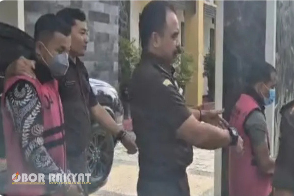 Trenggalek, Obor Rakyat - Kejaksaan Negeri (Kejari) Trenggalek menetapkan tiga tersangka kasus korupsi pengelolaan Kredit Usaha Rakyat (KUR) petani porang senilai Rp 1,6 miliar. Dua tersangka merupakan pegawai bank plat merah.