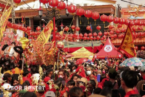 Bekasi, Obor Rakyat - Pj Wali Kota Bekasi, Raden Gani Muhammad, menghadiri arak-arakan Cap Go Meh 2025 di Kelenteng Hok Lay Kiong, Jalan Mayor Oking, Kelurahan Margahayu, Kecamatan Bekasi Timur, pada Rabu (12/2/2025).