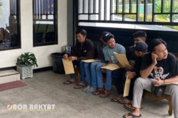 Bondowoso, Obor Rakyat - Sejumlah pemuda dari berbagai desa di Kecamatan Sumber Wringin ngeluruk ke Kejaksaan Negeri (Kejari) Bondowoso, pada Rabu (12/2/2025).