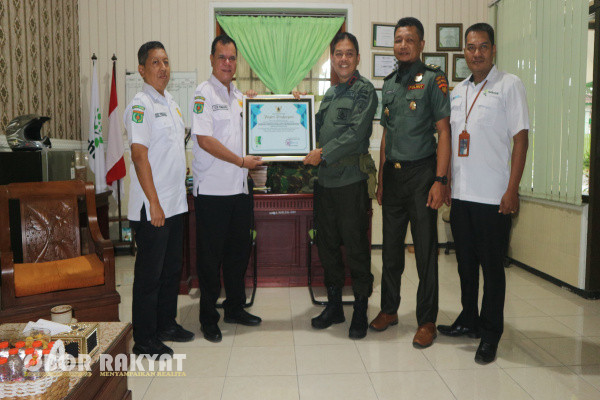 Bondowoso, Obor Rakyat - Salah satu kewajiban perusahaan yang banyak melibatkan masyarakat dalam melaksanakan program kerja di semua bidang adalah menjamin kesehatan sekaligus keselamatan para tenaga kerja, tidak terkecuali bagi Perum Perhutani.