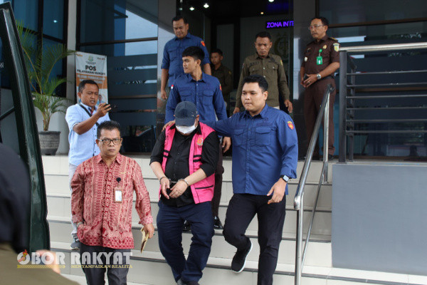 Bondowoso, Obor Rakyat - Kejaksaan Negeri (Kejari) Bondowoso, menahan IBR mantan Wakil Bupati (Wabup) Bondowoso periode 2018-2023, Kamis (13/2/2025) siang ini.