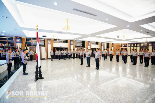 Jakarta, Obor Rakyat - Kapolri Jenderal Polisi Drs. Listyo Sigit Prabowo memimpin upacara kenaikan pangkat (korps) rapor sejumlah pejabat di Rupatama Mabes Polri.