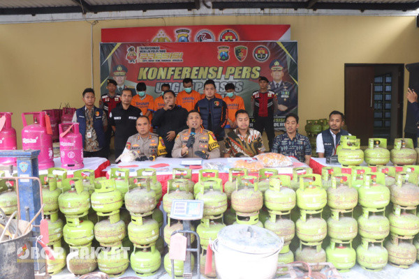 Sidoarjo, Obor Rakyat - Satreskrim Polresta Sidoarjo Polda Jatim berhasil mengungkap kasus penyalahgunaan niaga, berupa sindikat pengoplosan LPG 3 Kg subsidi pemerintah ke dalam tabung LPG 12 Kg non subsidi.