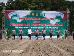 Kapolri dan Gubernur Yogyakarta Sri Sultan Hamengku Buwono X, Menanam Jagung Bersama