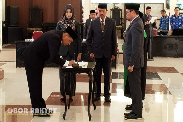 Bondowoso, Obor Rakyat - Penjabat (Pj) Bupati) Bondowoso, Muhamad Hadi Wawan Guntoro, melantik Pj Sekdakab asal Probolinggo, Fathur Rozi, di Pendopo Raden Bagoes Asrah, Senin (17/2/2025).
