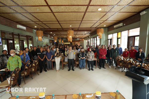 Surabaya, Obor Rakyat - Bidang Hubungan Masyarakat (Bidhumas) Polda Jatim menyelenggarakan acara silaturahmi dengan netizen di Surabaya Raya dalam rangka Operasi Mantap Praja Semeru 2025.