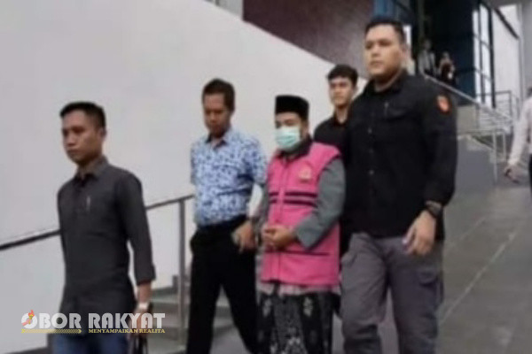 Bondowoso, Obor Rakyat - Kejaksaan Negeri (Kejari) Bondowoso kembali menahan satu tersangka lagi dalam kasus dugaan korupsi penyalahgunaan dana hibah Pemerintah Kabupaten (Pemkab) Bondowoso tahun anggaran 2023, yakni berupa pengadaan meubeler ke lembaga pendidikan swasta.