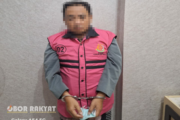Bondowoso, Obor Rakyat - Kejaksaan Negeri (Kejari) Bondowoso kembali menahan satu tersangka lagi dalam kasus dugaan korupsi penyalahgunaan dana hibah Pemerintah Kabupaten (Pemkab) Bondowoso tahun anggaran 2023, yakni oknum ustad inisial MH, ketua lembaga pendidikan swasta di Desa Kecamatan Maesan, Selasa (18/2/2025).