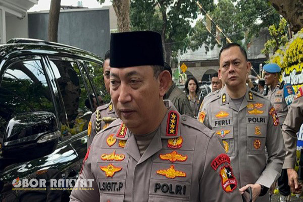 Jakarta, Obor Rakyat - Kepala Kepolisian Negara Republik Indonesia (Kapolri) Jenderal Pol. Listyo Sigit Prabowo melayat ke rumah duka eks Wakapolri sekaligus Eks Menpan-RB Komjen (Purn) Syafruddin Kambo.