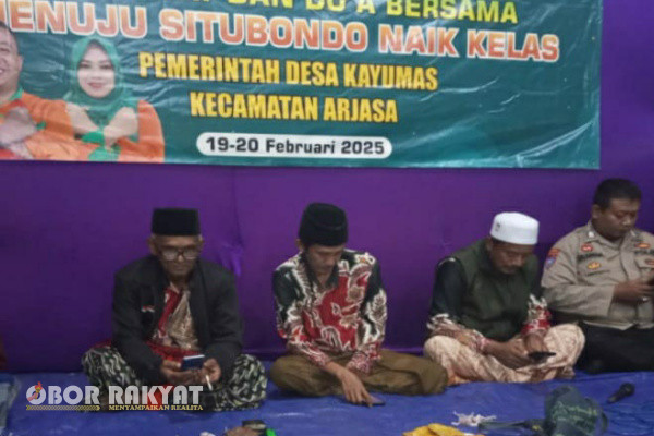 Situbondo, Obor Rakyat – Halaman kantor Desa Kayumas, Kecamatan Arjasa, Kabupaten Situbondo, Jawa Timur, dipenuhi ribuan warga setempat, Jumat (21/2/2025) malam.