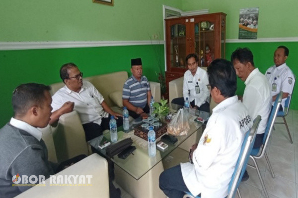 Situbondo, Obor Rakyat – Atas instruksi Bupati Situbondo, Camat Panji, Andi Jaka Setiyawan memanggil lima Kepala Desa yang mangkir saat Musyawarah Perencanaan Pembangunan Kecamatan. (Musrembangcam) yang berlangsung pada hari Selasa (25/2/2025), kemarin.