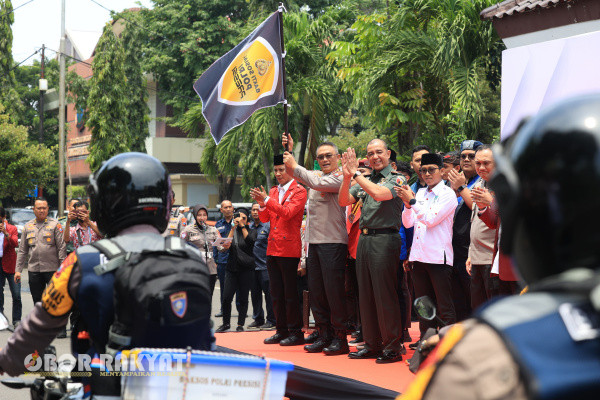 Surabaya, Obor Rakyat - Menyambut datangnya bulan suci Ramadhan 1446 H/2025 M, Kepolisian Daerah Jawa Timur (Polda Jatim) bersama elemen mahasiswa dan aliansi Badan Eksekutif Mahasiswa (BEM) menggelar Bakti Sosial (Baksos).