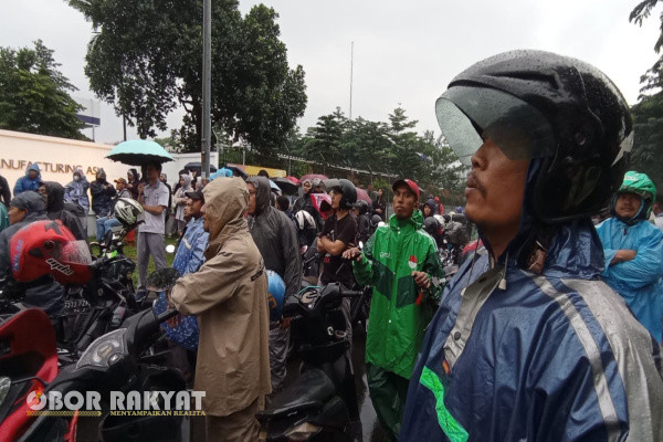 Bekasi, Obor Rakyat - Meski diguyur hujan aksi ratusan buruh bekasi tetap lakukan unjuk rasa di depan kantor PT. Yamaha Music Manufacturing Asia (YMMA) Kawasan Industri MM 2100, Jl. Irian No.3, Danau Indah, Kecamatan Cibitung, Kabupaten Bekasi, Jawa Barat, Kamis (27/2/2025) sore.