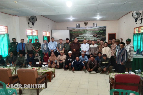Dalam rangka penyelesaian konflik tenurial kawasan hutan seluas 76,4 ha dipetak 13N dan 14C Wilayah RPH Curahdani BKPH Bondowoso, Misbakhul Munir Administratur Perum Perhutani KPH Bondowoso, bekerjasama dengan Kejaksaan Negeri (Kejari), Dewan Perwakilan Rakyat Daerah (DPRD), Dinas Pertanian dan Ketahanan Pangan (DPKP) Bondowoso, serta Cabang Dinas Kehutanan Jember menggelar acara penandatanganan Perjanjian kerjasama pemanfaatan kawasan hutan dengan masyarakat Desa Kembangan dan Sumberwaru, kecamatan Binakal, Jumat (28/2/2025), bertempat di aula Silva Perhutani.