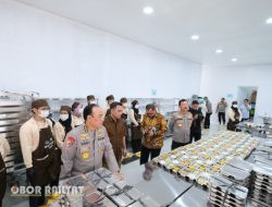 Bersama BGN dengan YKB, Polri Uji Coba Kegiatan Masak serta Distribusi MBG di SPPG Jaksel dan Jaktim 