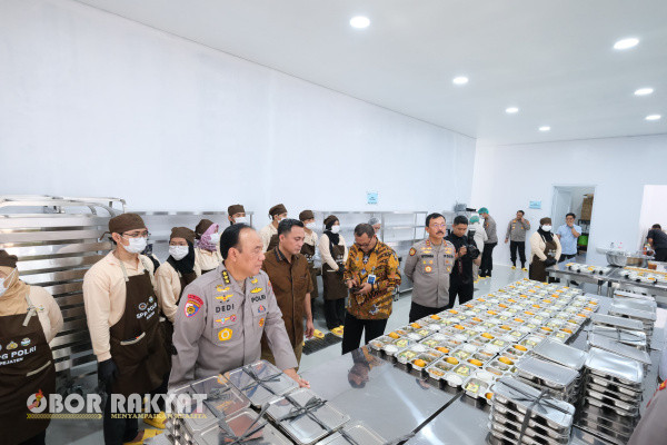 Jakarta, Obor Rakyat - Kepolisian Negara Republik Indonesia (Polri) bersama Badan Gizi Nasional (BGN), serta Yayasan Kemala Bhayangkari (YKB) melakukan uji coba kegiatan masak serta distribusi Makan Berrgizi Gratis hari ini.