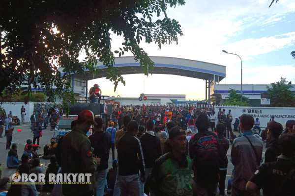 Bekasi, Obor Rakyat - Di hari kedua ini solidaritas pekerja ke PUK SPEE FSPMI PT. Yamaha Music Manufacturing Asia (PT YMMA), masih dengan tuntutannya terkait dugaan PHK sepihak terhadap ketua dan sekretaris PUK masih berlanjut.