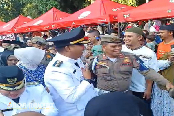 Situbondo, Obor Rakyat – Kedatangan bupati dan wakil bupati Situbondo, Yusuf Rio Wahyu Prayogo - Ulfiyah dari Retreat di Akademi Militer (Akmil) Magelang, Jawa Tengah, disambut ratusan pelaku UMKM dan ribuan pendukungnya, Sabtu (1/3/2025).