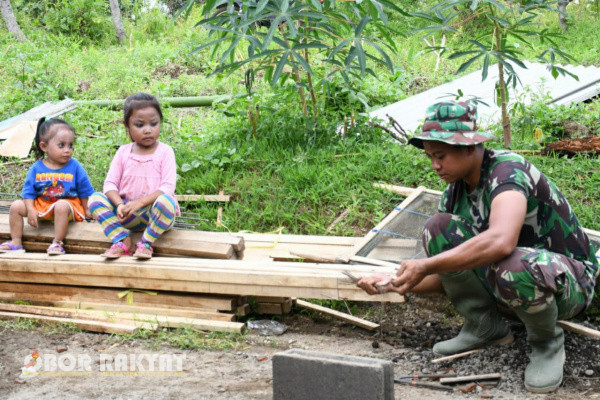 Bondowoso, Obor Rakyat - Kehadiran prajurit Satgas TNI Manunggal Membangun Desa (TMMD) Reguler ke- 123 Kodim 0822 Bondowoso, di Desa Gunosari, Kecamatan Tlogosari, membawa angin segar masyarakat sekitar.