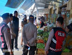 Cek Ketersedian Bahan Pokok dan Harga Sembako, Diskoperindag Gandeng Polres Bondowoso Sidak di Pasar 