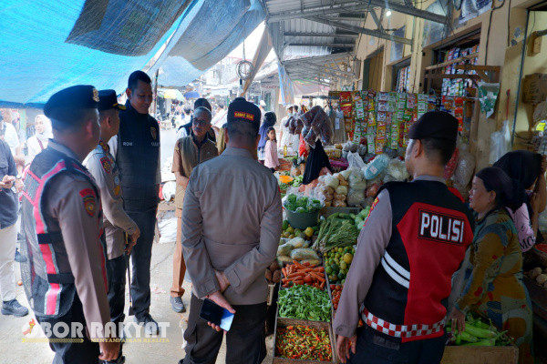 Bondowoso, Obor Rakyat - Tim gabungan yang terdiri dari Dinas Koperasi, Perindustrian dan Perdagangan (Diskoperindag) dengan Kepolisian Resor (Polres) Bondowoso melakukan sidak sembako di Pasar Induk, Senin (3/3/2025).