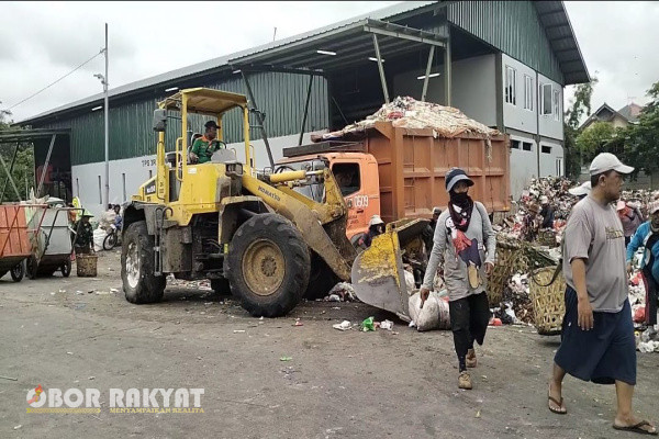 Jakarta, Obor Rakyat – Menteri Lingkungan Hidup, Hanif Faisol Nurofiq, melakukan kunjungan ke Tempat Pengolahan Sampah Reduce, Reuse, Recycle (TPS3R) Rawa Badak Utara, Jakarta Utara, pada Senin (3/3/2025).