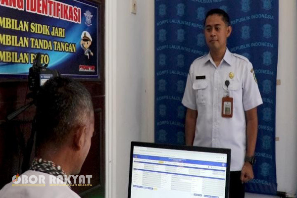 Bondowoso, Obor Rakyat - Surat Izin Mengemudi (SIM), adalah bukti registrasi dan identifikasi yang diberikan oleh Kepolisian Negara Republik Indonesia (Polri) kepada seseorang yang telah memenuhi persyaratan administrasi, yakni sehat jasmani, rohani, dan memahami peraturan berlalu lintas serta terampil mengemudikan kendaraan bermotor.