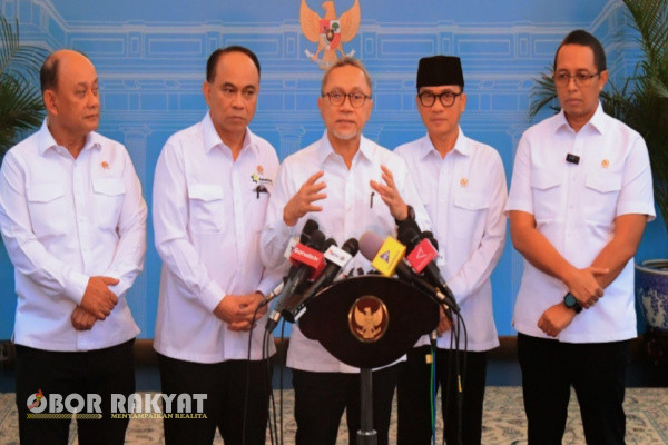 Jakarta, Obor Rakyat - Pemerintah akan membentuk Koperasi Desa (Kopdes) Merah Putih di 70 ribu desa.Koperasi itu untuk menampung hasil pertanian yang ada di sekitar desa tersebut.
Hal ini diungkapkan oleh Menko Zulkifli Hasan, di kompleks Istana Kepresidenan, Jakarta, pada Senin (3/3/2025).