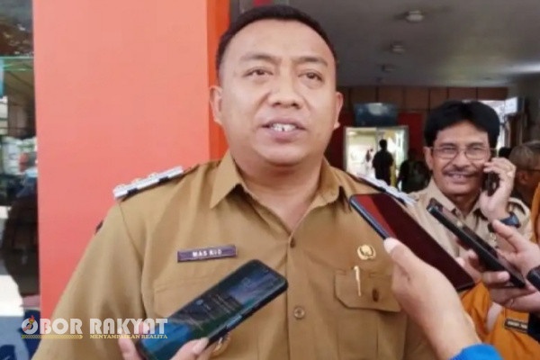 Situbondo, Obor Rakyat - Bupati Situbondo, Yusuf Rio Wahyu Prayogo atau yang akrab disapa Mas Rio menunjukkan komitmennya terhadap efesiensi anggaran dengan menolak pengajuan mobil dinas baru untuk dirinya.