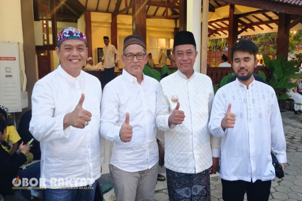 Bondowoso, Obor Rakyat - Pasca pelantikan seluruh kepala daerah terpilih pada tanggal 20 februari 2024 oleh presiden Prabowo Subianto dan guna menjalin sinergitas, Administratur (Adm) Perum Perhutani KPH Bondowoso, Misbakhul Munir, menghadiri tasyakuran bupati dan wakil bupati Bondowoso, Abdul Hamid Wahid- As,ad Yahya Syafi'i untuk periode jabatan 2025 - 2030, bertempat di Pendopo Raden Bagus Asra Ki Ronggo, pada Selasa (4/2/2025).