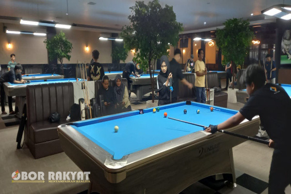 Surabaya, Obor Rakyat - Kabar gembira bagi pencipta olahraga Biliard, pasalnya AHS kini membuka kursus atau pelatihan untuk pemula yang berniatan lanjut ke level atau jenjang dalam berkarir.