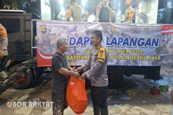 Jakarta, Obor Rakyat - Jajaran Brimob Polri mendirikan dapur lapangan untuk membantu masyarakat yang terdampak kebanjiran di Perumahan Pondok Gede Permai, Bekasi.