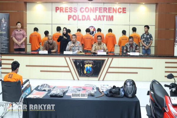 Surabaya, Obor Rakyat - Kepolisian Daerah Jawa Timur (Polda Jatim) berhasil menangkap 11 tersangka pencurian bermotor (Curanmor), dan satu otak komplotan yang diberikan tindakan tegas karena serang Polisi saat hendak ditangkap.