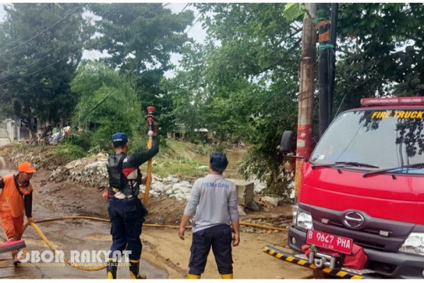 Jakarta, Obor Rakyat - Suku Dinas Penanggulangan Kebakaran dan Penyelamatan (Gulkarmat) Jakarta Timur mengerahkan satu unit mobil pemadam untuk membersihkan endapan lumpur di Jalan Ciliwung Ujung, RT 10/06, Kelurahan Cililitan, Kecamatan Kramat Jati.