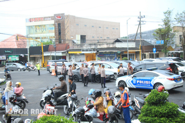 Bondowoso, Obor Rakyat - Di bulan suci Ramadhan 1446 Hijriah, Kepolisian Resor (Polres) Bondowoso melaksanakan Gatur arus lalin menjelang ngabuburit di simpul - simpul pusat keramaian kota Bondowoso.