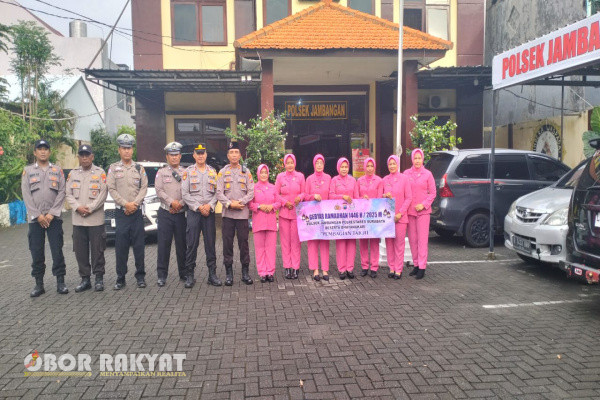Surabaya, Obor Rakyat - Polsek Jambangan, Polrestabes Surabaya serta Ranting pengurus Bhayangkari menggelar Bhakti Sosial (Baksos) dengan berbagi Takjil, serta ratusan nasi kotakkan.